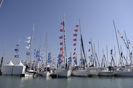 båtar, stora bålverk av den lilla klippan, båtmässan, Charente-maritime, flaggor, hamn