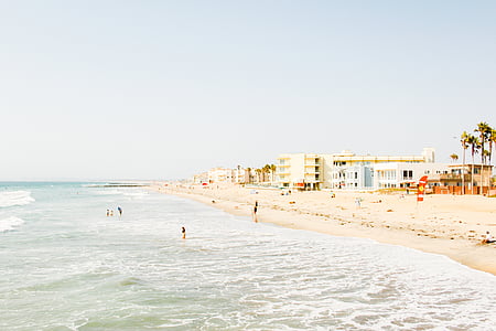personas, Playa, cerca de, edificio, durante el día, mar, agua
