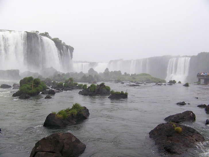 Iguazu, Art arda sıralı düşüyor, manzara