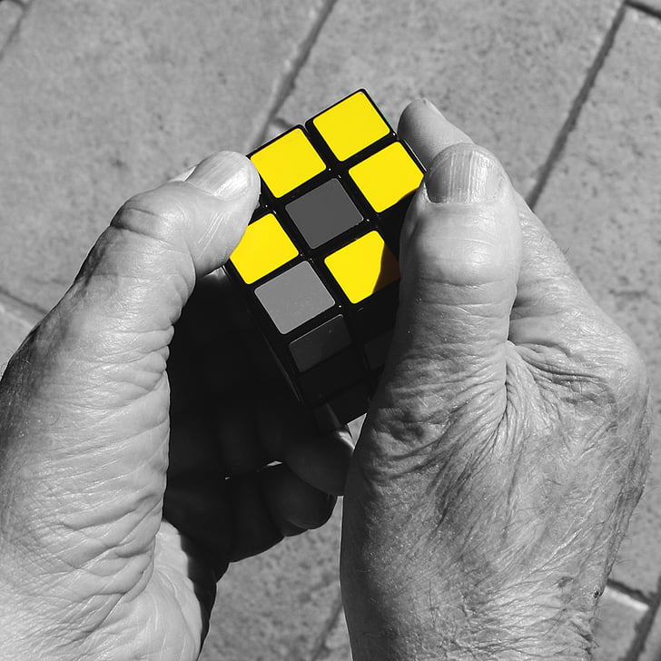 Rubiko kubas, rankas, geltona, nostalgija, kubas, žaidimas, spalva