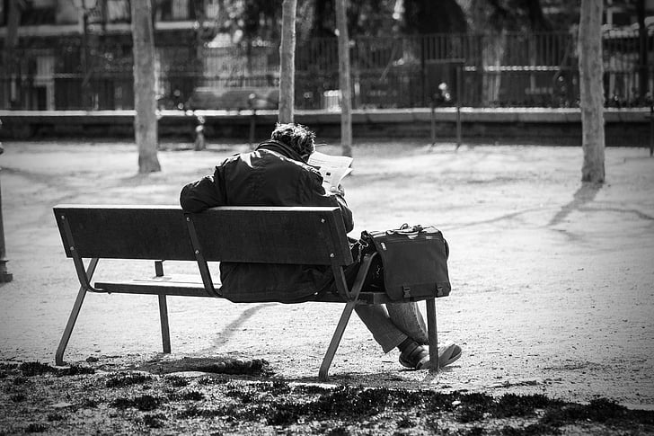 mand på en bænk, Park, læser avisen, hjemløse, Vagabonden, portefølje, sort og hvid