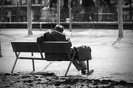 мъж на пейка, парк, четене на вестник, бездомен, скитник, Портфолио, Черно и бяло