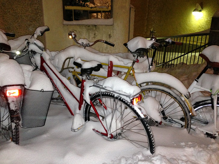 biciclette di inverno, sfumino, in cappotto di inverno