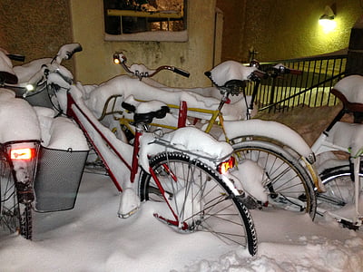 χειμώνα ποδήλατα, μουτζούρα, σε χειμερινό παλτό