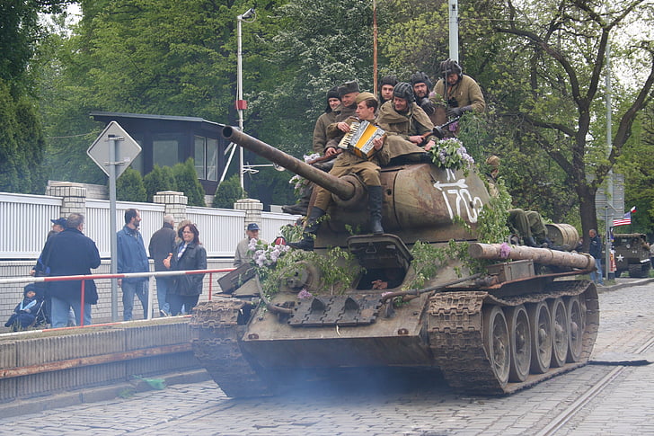 tank, de bevrijding van Praag, de show, soldaten, tanks, militaire parade, geschiedenis