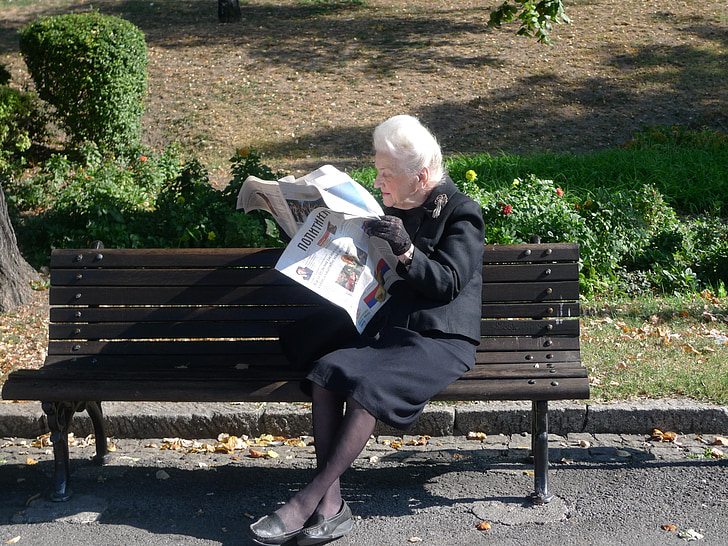 新聞, 読み取り, お知らせ, 公園のベンチ, 新聞を読んでください。, 高齢の女性, おばあちゃん