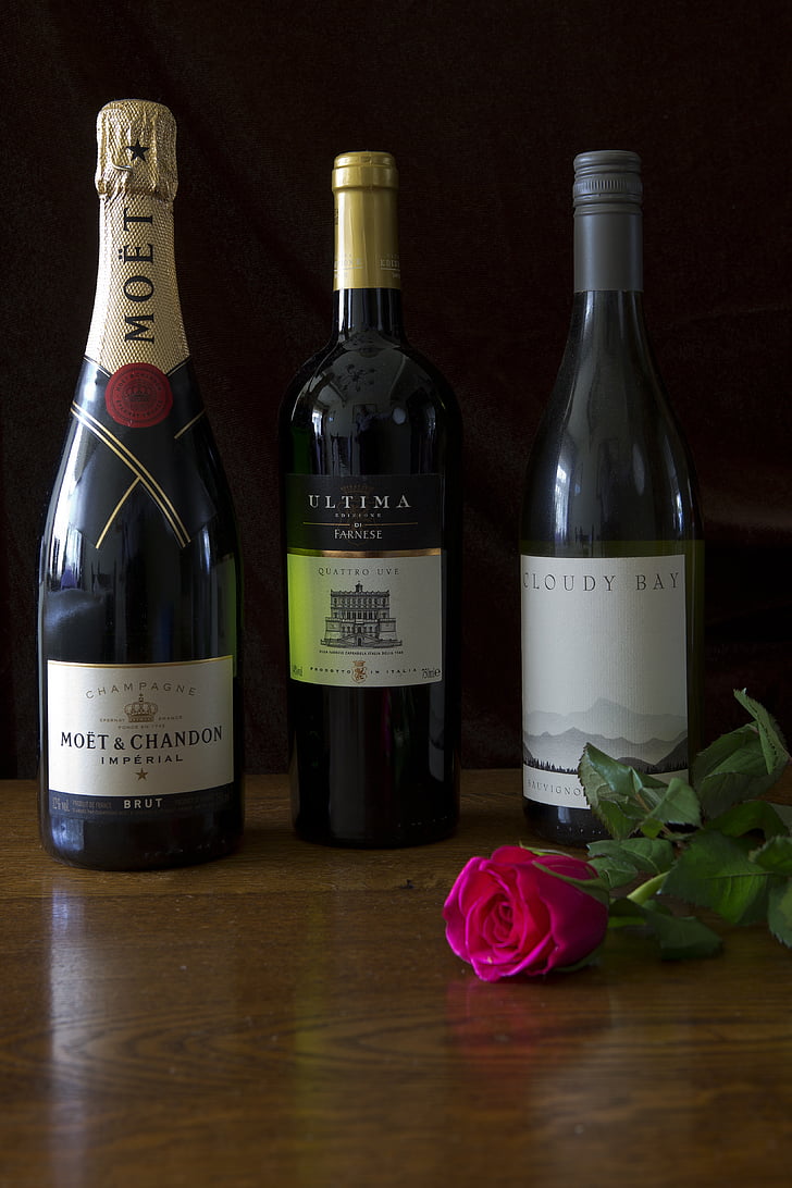kolme pulloa viiniä, ranska, italia, Uusi-Seelanti, punainen ruusu, massiivitammea pöytään, Side lit