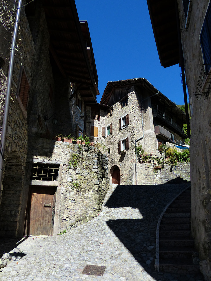 Alley, huizen-kloof, middeleeuws dorp, dorp, Canale di tenno, Tenno, Italië