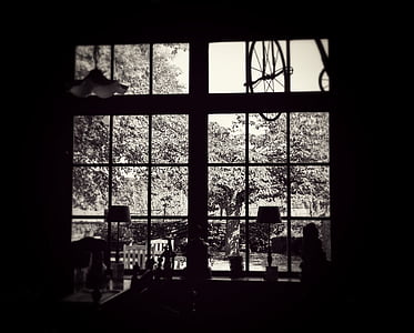 vinduet, svart-hvitt