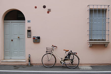 Blanco, viajeros de la, bicicleta, cerca de, beige, pintado, pared