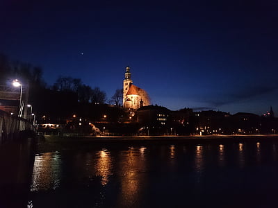 Salzburg, Avstrija, večer, Müllner cerkev, Salzach