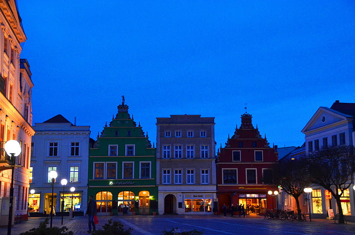 mercado, Güstrow, Mecklenburg, mercado, à noite