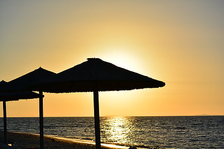 pôr do sol, mar, chapéus de sol, praia