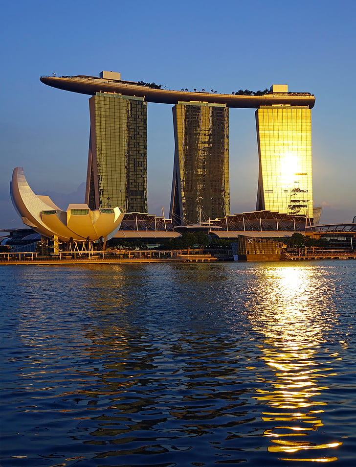 Singapore, Marina bay Sandsin, ArtScience-museo, Maamerkki, Singapore-joelle, sininen taivas, Hotel