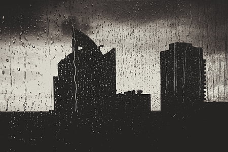 gebouwen, wolken, donker, druppels water, regen, regendruppels, regenachtig