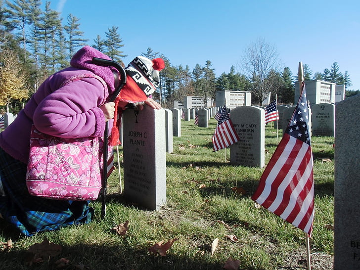 kirkegården, veteran, enke, tristhet, minnesmerke, ære, krigen