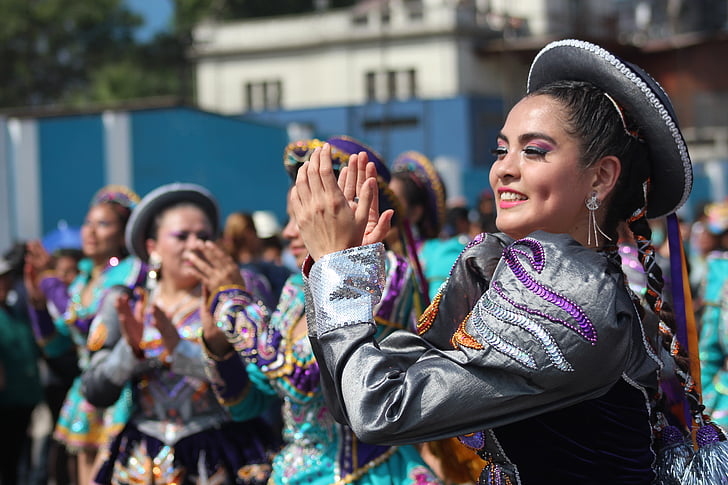 mujer peruana, Bailando saya, EN lima Peru, kultura, tanec, kostým, móda