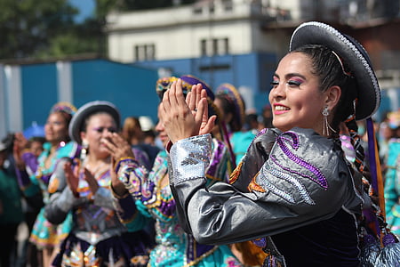 mujer peruana, bailando saya, en lima perú, cultura, danza, traje, moda