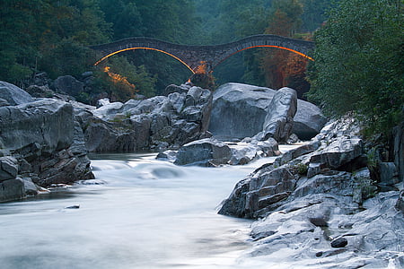 Šveicarija, Verzasca, Valle verzasca, Gamta, upės, tiltas - vyras padarė struktūra, miško