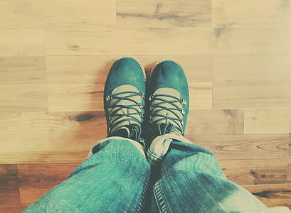 giày dép, sàn nhà, sàn gỗ, gỗ, chân, bàn chân, tỷ lệ