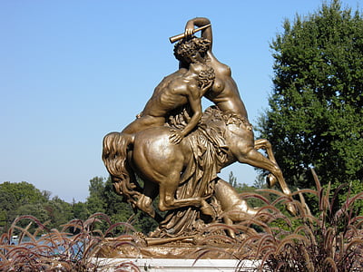 Parc tête d’or, Lyon, France, statue de, couple, sculpture