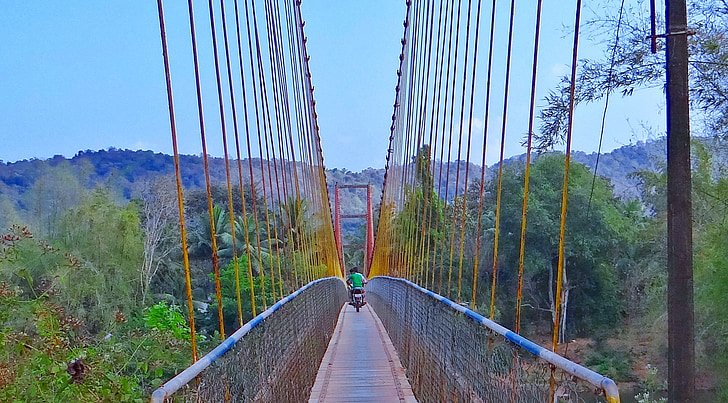 hængende bro, cykel rytter, rebet bro, gangavali river, ramanguli, Karnataka, Indien