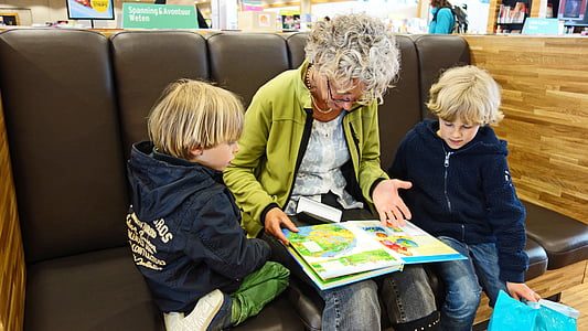 per a la lectura, llegir, llibre, àvia, àvia, Biblioteca, nét