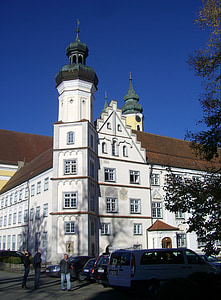 Kloster, rot auf rot, Klosterhof, Klostergebäude, Klosterkirche, strahlend blauer Himmel