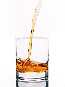 l'alcohol, vidre, abocar, whisky, begudes, beguda, beure