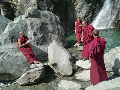 tibétain, moines, Inde, chute d’eau