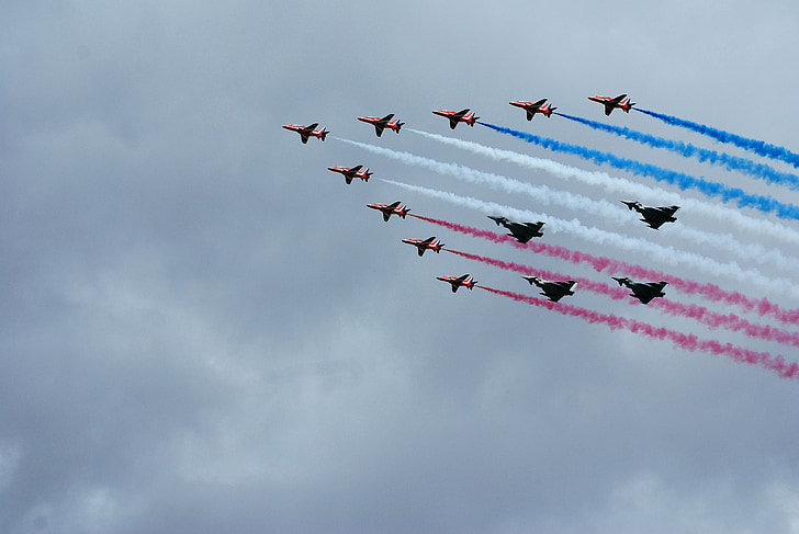 typhoons, red arrows, aerobatics, formation, bae hawk trainer, london eye, air show