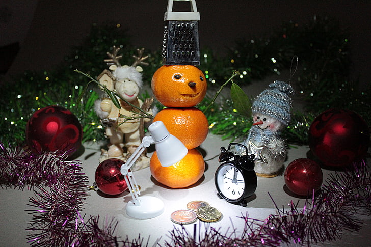 Ajunul Anului Nou, snegovichok, mandarină, mini, baloane, seara, decoratiuni de Craciun