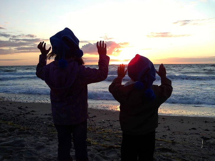 zee, zonsondergang, kinderen, silhouet, handen omhoog, zon