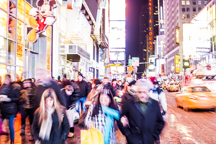 en Time square, movimiento, personas, multitud, luces, ciudad de nueva york