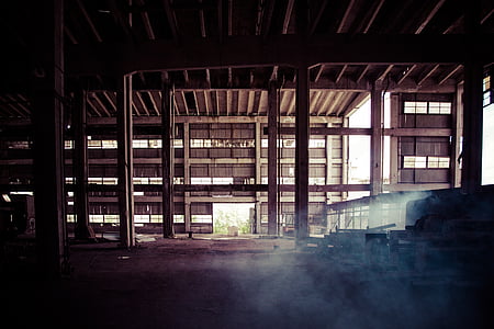 stará továreň, Dusty, veľký priestor, prázdnoty, opustené, vonku, prázdne