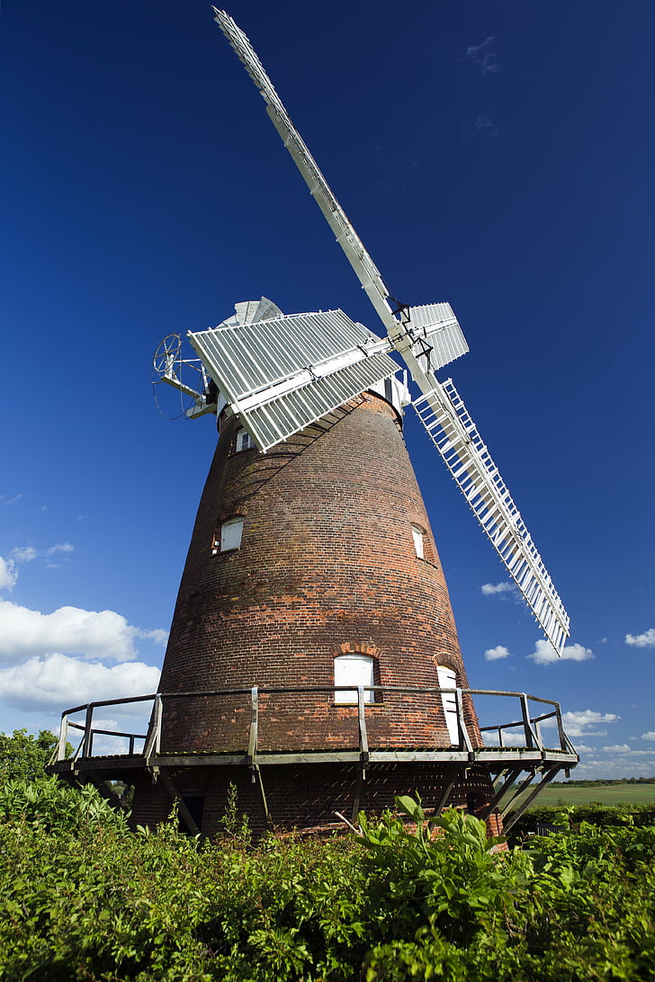 Thaxted, Essex, Anglie, zrekonstruovaný větrný mlýn, Vyrobeno 1804, bílé plachty, červené cihly