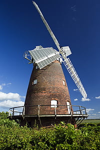 Thaxted, Essex, England, restaurierte Windmühle, konstruierte 1804, weiße Segel, rote Ziegel