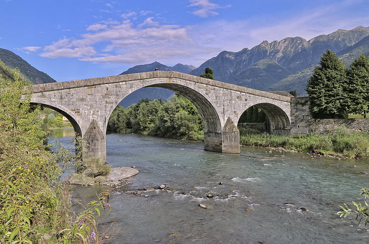 Adda folyó, román híd, Ganda híd, Valtellina, Olaszország, román stílus, ősi