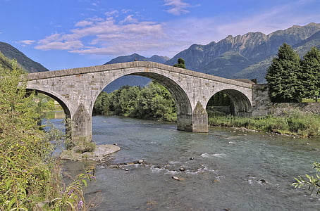 reka Adda, romanske most, Ganda most, Valtellina, Italija, romanskem slogu, starodavne