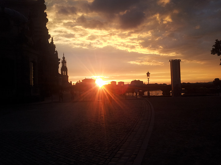 Dresden, vakara debesis, saulriets