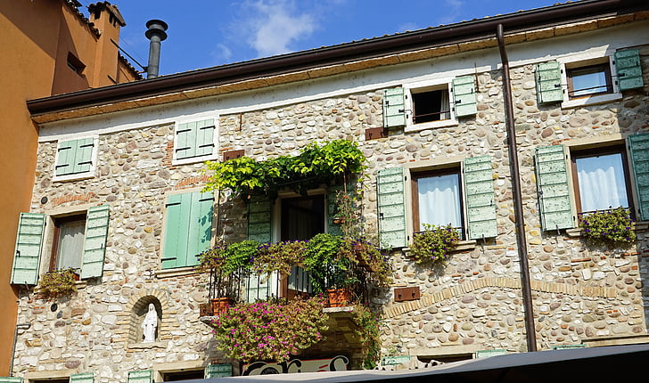 Lazise, Garda, Olaszország, homlokzatok, sorban házak, virágok, építészet
