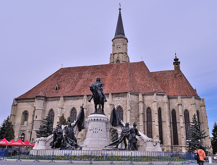 Cluj-Napoca, Romania, Mathias rex square, kirkko, vetovoima, patsas, veistos