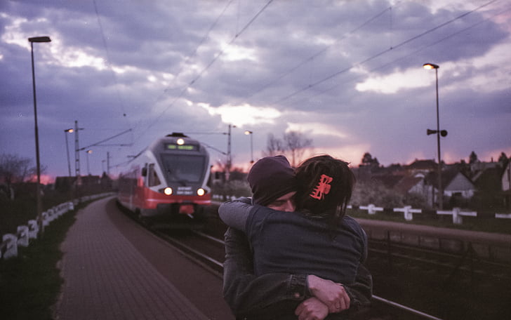 junts, parella, l'amor, estació de tren, parella d'enamorats, persones, jove
