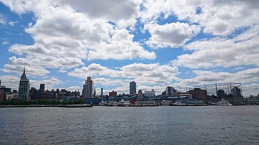 Wolken, Stadt, am Flussufer, Dock, Schiffe, in New York city