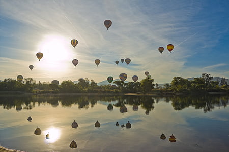 balon şi Festivalul vinului, plutind peste lac, Lacul skinner, Temecula, ca, California, california de Sud