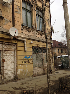 Bucareste, prédio demolido, antena parabólica