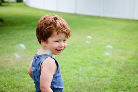 berniukas, burbuliukai, vaikas, mielas, įdomus, žolės, vejos