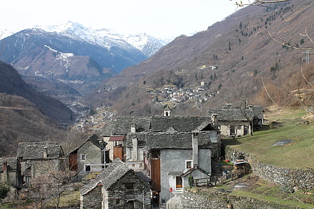 desa pegunungan, Italia Utara, desa pegunungan, rumah-rumah batu pedesaan