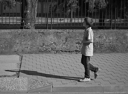 chico, calle, caminando, niño, solo, blanco y negro