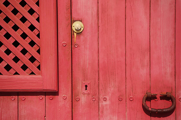 punane, puidust, uks, roostes, koputaja, võtmeauk, lukk
